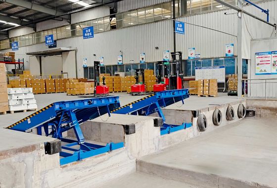 Handmatige bediening zware constructie mechanische dock leveler voor veilig laden en lossen met veiligheidspoten
